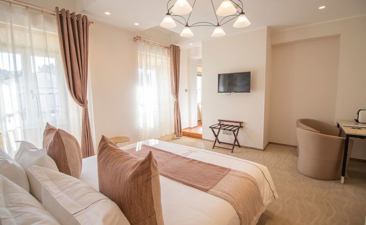 Imagen de la habitación del Hotel Des Quinconces. Foto 6