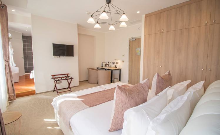 Imagen de la habitación del Hotel Des Quinconces. Foto 7