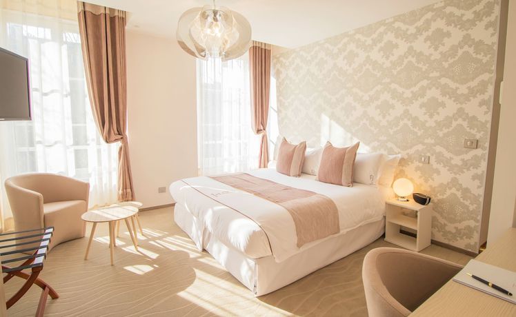 Imagen de la habitación del Hotel Des Quinconces. Foto 8