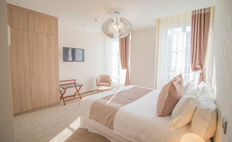 Imagen de la habitación del Hotel Des Quinconces. Foto 10