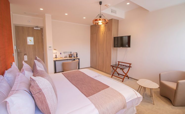 Imagen de la habitación del Hotel Des Quinconces. Foto 11