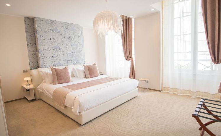 Imagen de la habitación del Hotel Des Quinconces. Foto 13