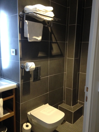 Imagen de la habitación del Hotel Des Remparts, Lyon. Foto 4