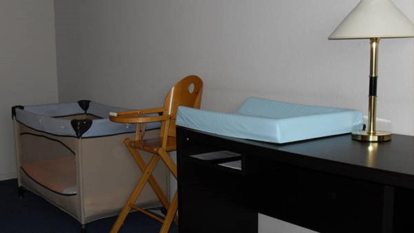 Imagen de la habitación del Hotel Des Remparts, Rochefort. Foto 10