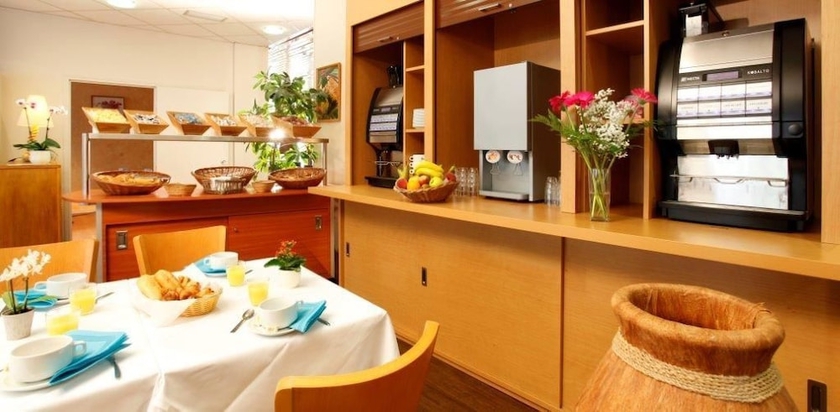 Imagen del bar/restaurante del Hotel Des Remparts, Rochefort. Foto 4