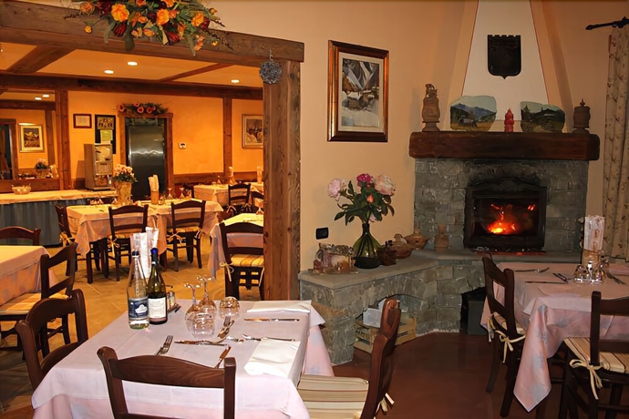 Imagen del bar/restaurante del Hotel Des Roses, Antey-Saint-Andre. Foto 5
