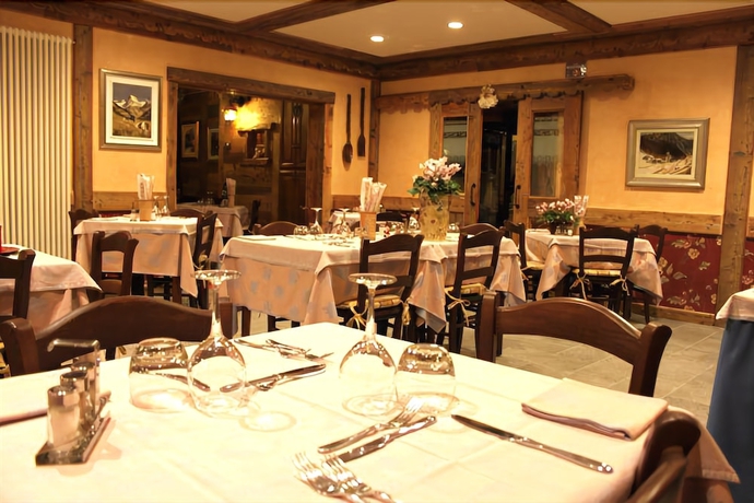 Imagen del bar/restaurante del Hotel Des Roses, Antey-Saint-Andre. Foto 6