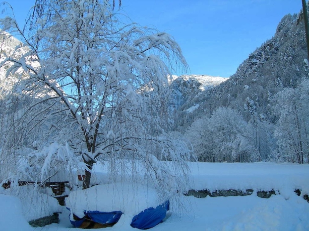 Imagen de los exteriores del Hotel Des Roses, Antey-Saint-Andre. Foto 16