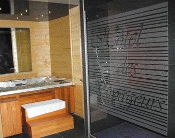 Imagen de la piscina del Hotel Des Voyageurs, Le Rouget. Foto 3