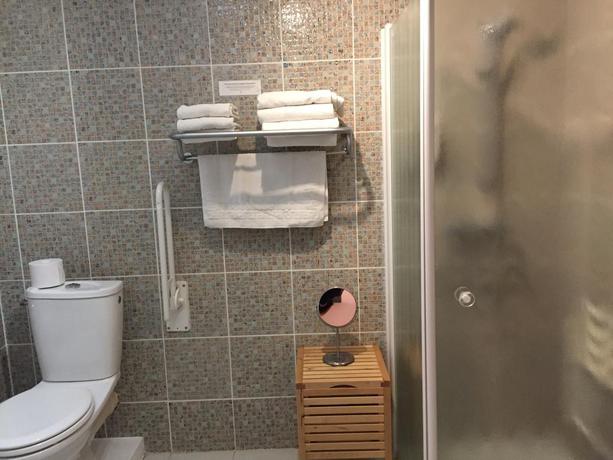 Imagen de la habitación del Hotel Des Voyageurs, Saint-Renan. Foto 7