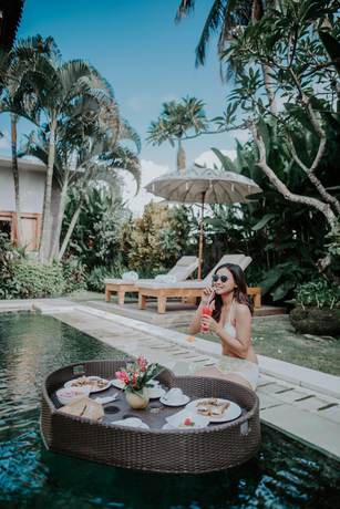 Imagen de la piscina del Hotel Desa Swan Villas & SPA, Keramas. Foto 16