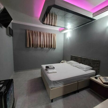 Imagen de la habitación del Hotel Desejo Motel. Foto 17