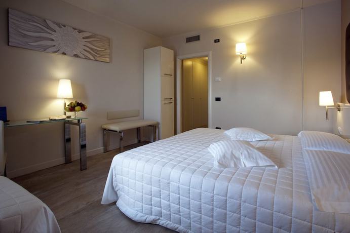 Imagen de la habitación del Hotel Desenzano. Foto 10