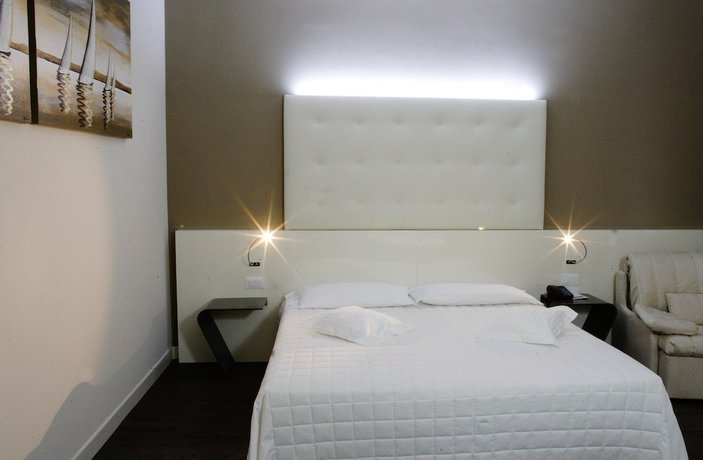 Imagen de la habitación del Hotel Desenzano. Foto 15