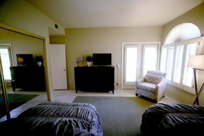 Imagen de la habitación del Hotel Desert Breezes Resort. Foto 3