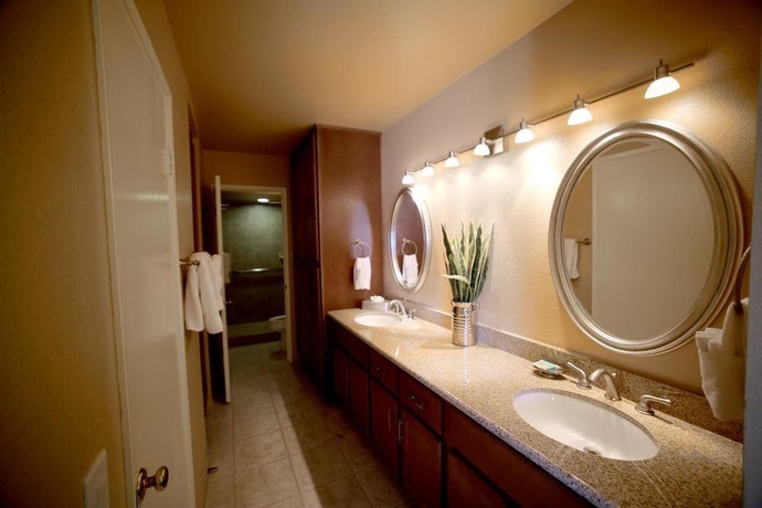 Imagen de la habitación del Hotel Desert Breezes Resort. Foto 6