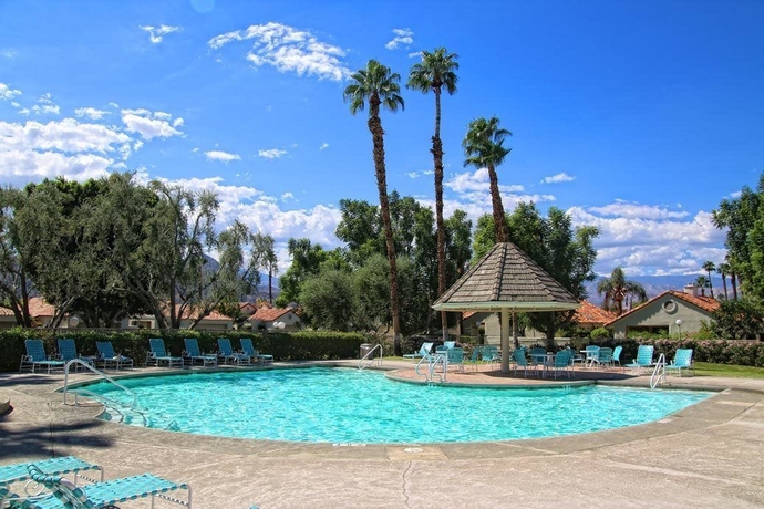 Imagen de la piscina del Hotel Desert Breezes Resort. Foto 17