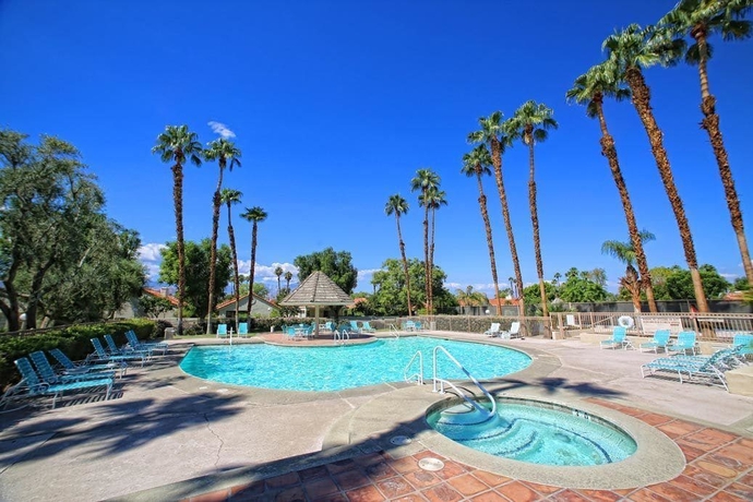 Imagen de la piscina del Hotel Desert Breezes Resort. Foto 18
