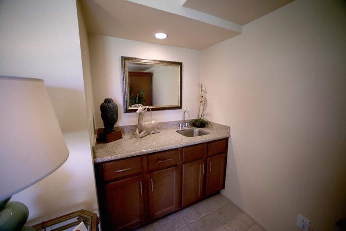 Imagen de la habitación del Hotel Desert Breezes Resort. Foto 11