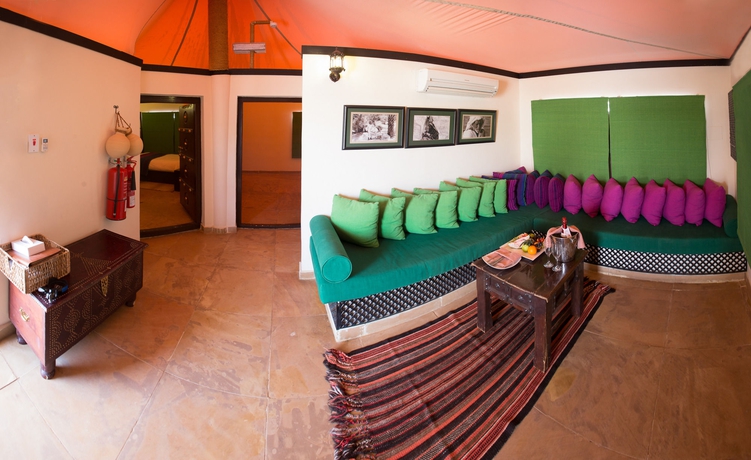 Imagen de la habitación del Hotel Desert Nights Resort. Foto 7