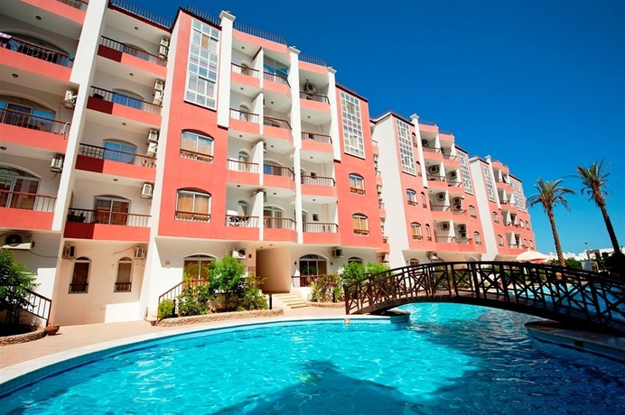 Imagen de la piscina del Hotel Desert Pearl Apartments. Foto 13