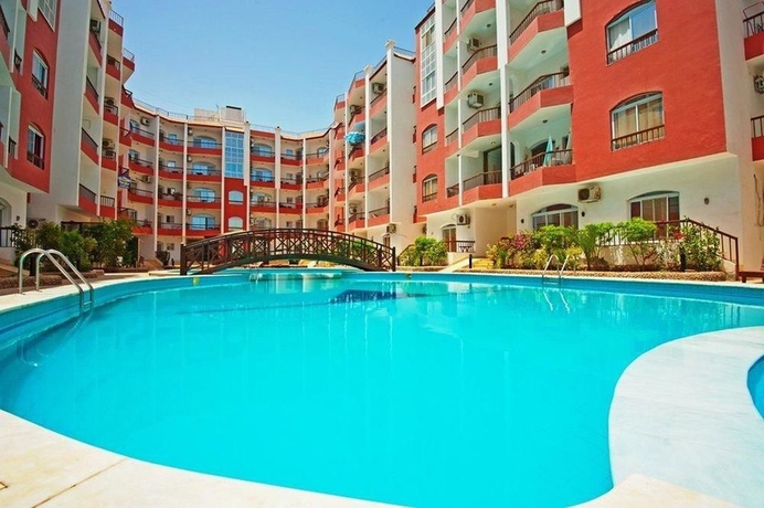 Imagen de la piscina del Hotel Desert Pearl Apartments. Foto 14