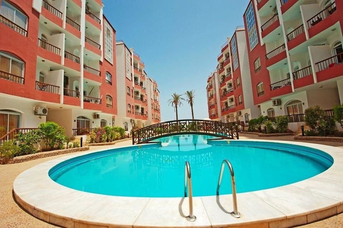 Imagen de la piscina del Hotel Desert Pearl Apartments. Foto 15