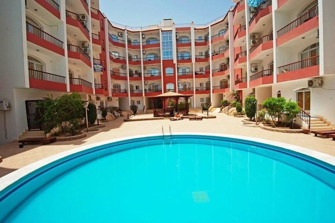 Imagen de la piscina del Hotel Desert Pearl Apartments. Foto 16