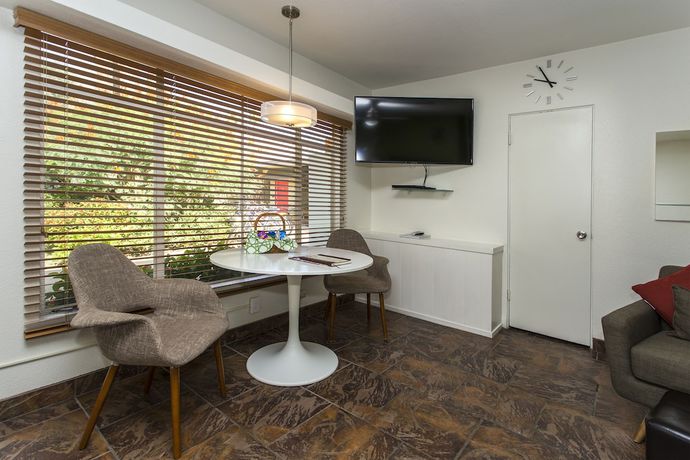 Imagen de la habitación del Hotel Desert Riviera. Foto 11