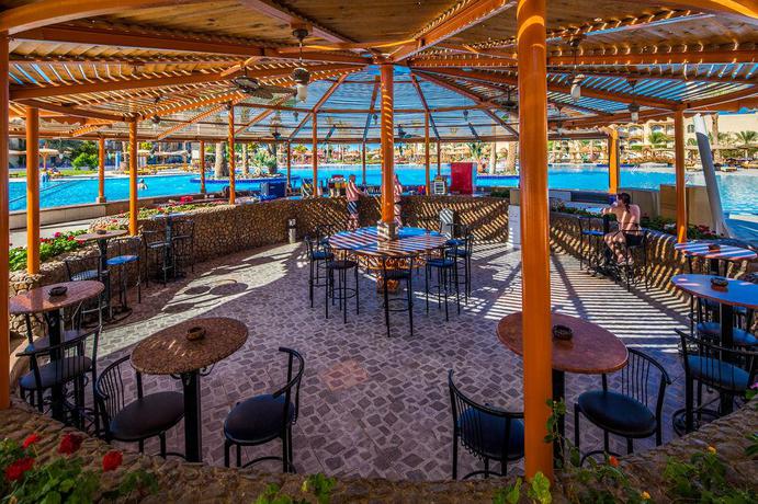 Imagen del bar/restaurante del Hotel Desert Rose Resort. Foto 9