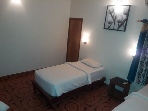 Imagen de la habitación del Hotel Deshadan Cliff and Beach Resort. Foto 24