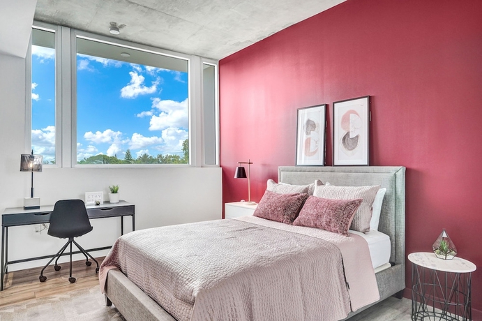 Imagen de la habitación del Hotel Design District Suites. Foto 11