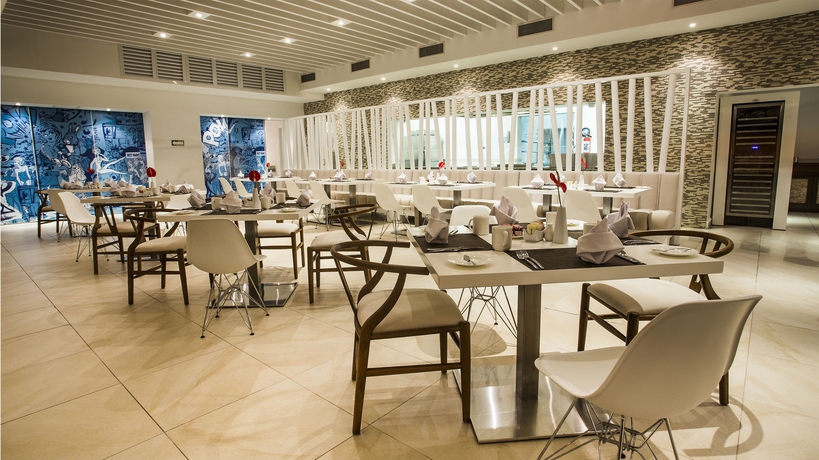 Imagen del bar/restaurante del Hotel Desire Riviera Maya Pearl Resort All Inclusive - Couples Only. Foto 4