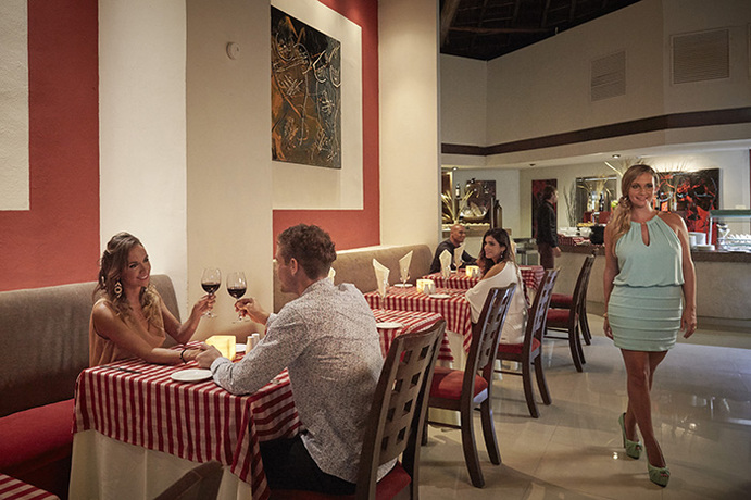 Imagen del bar/restaurante del Hotel Desire Riviera Maya Resort. Foto 2