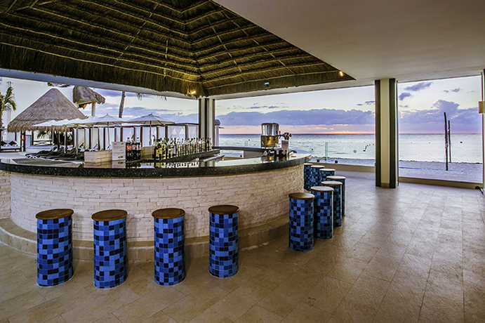 Imagen del bar/restaurante del Hotel Desire Riviera Maya Resort. Foto 6