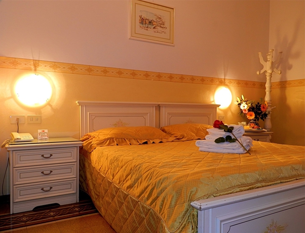 Imagen de la habitación del Hotel Desirée. Foto 8