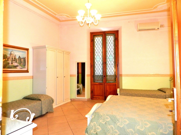 Imagen de la habitación del Hotel Desirée. Foto 14