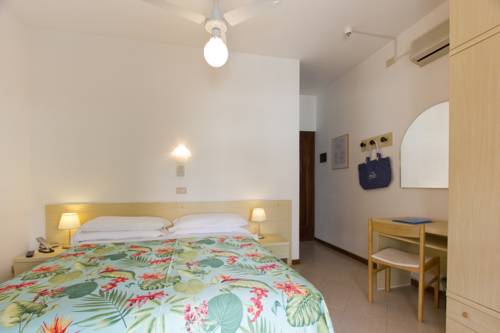 Imagen de la habitación del Hotel Desiree, Lignano Sabbiadoro. Foto 16