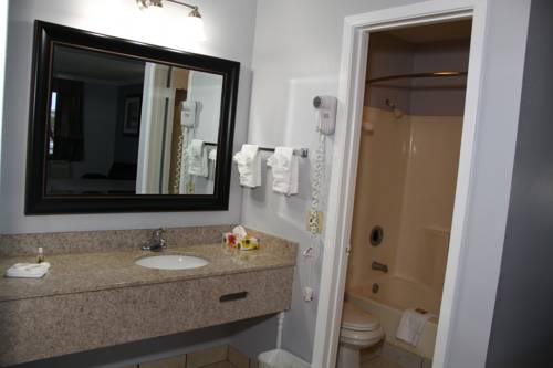 Imagen de la habitación del Hotel Destin Inn and Suites. Foto 11