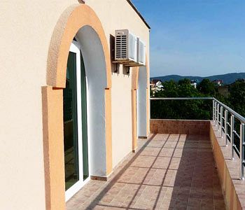 Imagen de los exteriores del Hotel Detelini. Foto 12