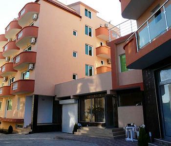 Imagen de los exteriores del Hotel Detelini. Foto 13