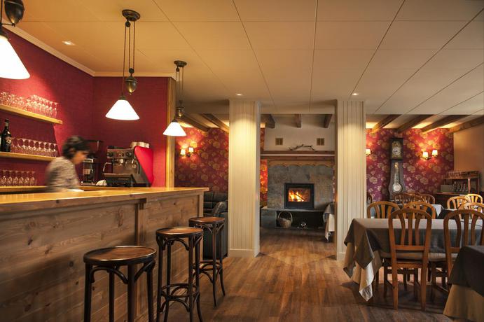 Imagen del bar/restaurante del Hotel Deth Pais. Foto 2