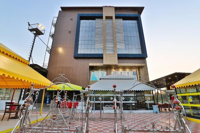 Imagen de los exteriores del Hotel Dev Motel and Banquet. Foto 13