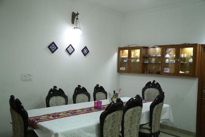 Imagen del bar/restaurante del Hotel Dev Vatika Home Stay. Foto 2