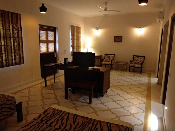 Imagen de la habitación del Hotel Dev Vilas. Foto 19