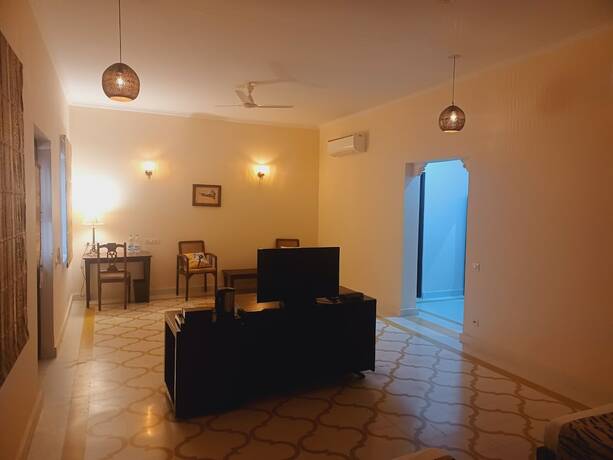 Imagen de la habitación del Hotel Dev Vilas. Foto 23