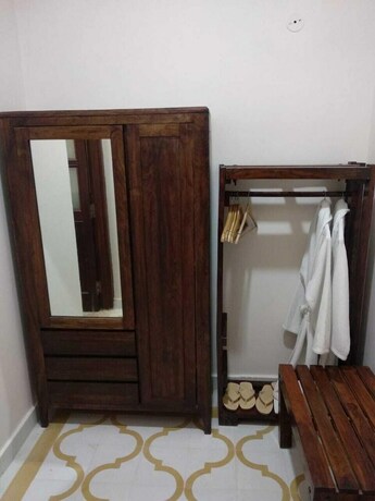 Imagen de la habitación del Hotel Dev Vilas. Foto 37