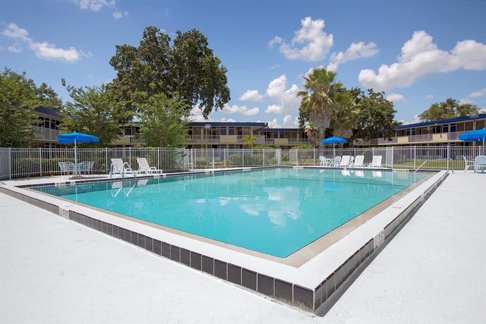 Imagen de la piscina del Hotel Developer Inn Maingate, a Baymont by Wyndham. Foto 13