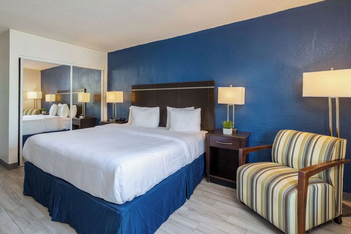 Imagen de la habitación del Hotel Developer Inn Orlando North, a Baymont by Wyndham. Foto 8