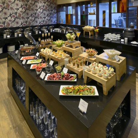 Imagen del bar/restaurante del Hotel Deventure Sarovar Portico Kapashera, New Delhi. Foto 4